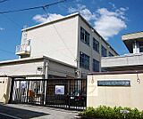 向島小学校まで287m 活気溢れる小学校です。