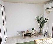 白基調で広く感じるお部屋です