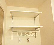 洗濯機の上にも棚あります