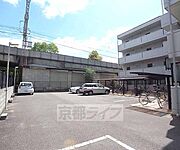 駐車場敷地内にございます。