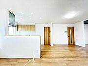 穏やかな光に包まれるリビングは、家族みんながゆったりとくつろげる広さがあります。