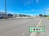 外観：（現地写真）ゆとりある前面道路で陽当たりも確保できます〇