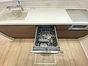 ビルトインタイプの食器洗浄乾燥機など、使い勝手の良い設備を搭載したキッチン。