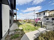 日当たりの良い南庭付きでお子さまもペットものびのび過ごせそうです〇