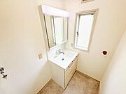 三面鏡の後ろにも収納を設けていますので、洗面ボウルの周りが散らからず、見た目にもスッキリとすることができます。