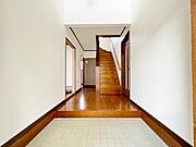 上部吹き抜けで明るい光が注ぐ玄関*