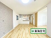 Bluetooth対応の天井スピーカー付き。リビングに高性能エアコンも設置されております。