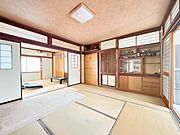 本格的で落ち着く和室付き。来客者用の布団なども保管出来ます！ 