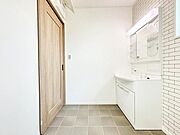 収納たっぷりの洗面化粧台でスキンケア用品やお掃除用品、タオルなどもすっきり収納できそうです。 