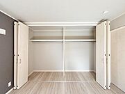 （2階洋室・クローゼット）ご見学は現地で集合・解散もOK！ぜひ現地でお部屋の日当たりや広さを確認してみませんか（＾ー＾）？
