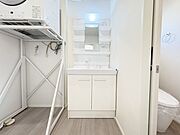 洗面台横にランドリーコーナーもゆったり。ドラム式も置ける余裕