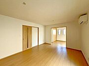 〈A号棟〉家具のレイアウトも自在な広々リビング+*