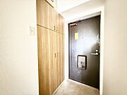 （玄関スペース）ご見学は現地で集合・解散OK！ぜひ現地でお部屋の日当たりや広さを確認してみませんか（＾ー＾）？