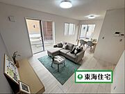 大きな窓から光が差し込む、明るく心地よいリビング空間