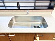 人工大理石の天板にステンレス製のシンクが組み合わされた、アンダーマウント式のキッチンシステムです。