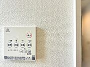 【浴室暖房乾燥機】冬場の寒い浴室も暖房をあらかじめ付けておけば暖かく、雨の日のお洗濯も乾燥機を付けて干すこともできます。