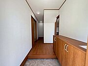 家族やゲストを温かく迎える明るい玄関