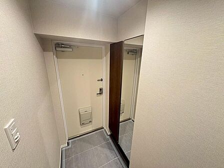 (玄関スペース)ご見学は現地で集合・解散もOK!リフォームが完了しておりますので、ぜひ現地でお部屋の日当たりや広さを確認してみませんか(^ー^)?