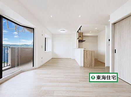 約14.3帖の広々とした明るいLDK