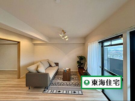 南東向きで陽当り良好な明るいリビング