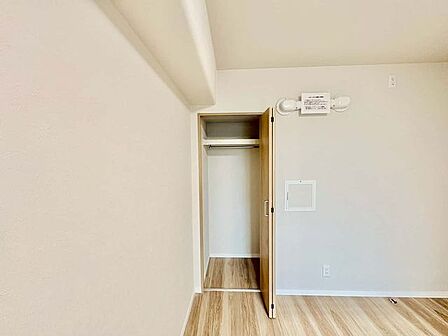 たっぷりしまえるクローゼットで室内スッキリ