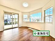 【リビング】4ＬＤＫ・全室南向き！大きな窓からたっぷり陽光降り注ぎます*・