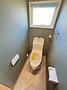 トイレ新品。窓が付いているので、換気はもちろん明るい印象+*