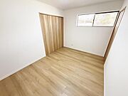 （2階洋室）どんなスタイリングにも対応できるシンプルな洋室。 