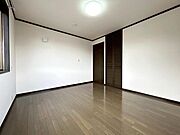 （2階洋室）どんなスタイリングにも対応できるシンプルな洋室。