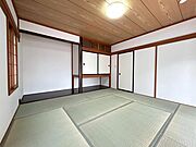 （1階和室）リビング続きの和室は、お子様がお昼寝する場所であったり、ゲストの宿泊用や同居に備えたお部屋としても○