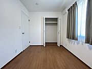 《2階洋室》各部屋を最大限に広く使って頂ける様に全居室収納スペース付き！
