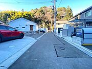【前面道路含む現地写真】私道4ｍあり。