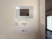《TVモニター付インターホン》来客者を一目で確認できてお子様のお留守番にも安心です。