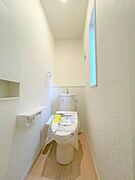 《設備：ウォシュレット付きトイレ》1F・2Fトイレ設置！窓が付いているので換気はもちろん、明るい印象に*・