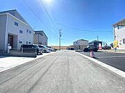 《外観》道路幅6ｍ、車の出し入れもスムーズです。
