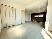 《2階洋室5.25帖+5.62帖》間仕切り対応可能！入口が2ヶ所あります。