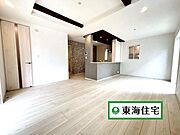 【リビング】約17帖＋和室4.5帖、折上天井採用の開放的な室内。キッチンには床下収納・パントリー有り。