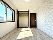 《洋室6.3帖》2面採光の明るい室内。収納付で子供部屋にも最適な広さ。