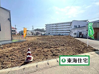 外観:《現地》全9棟の大規模分譲地。公園・保育園が徒歩2分にあり子育て世帯も安心です。(2026年4月撮影) 外観:《現地》全9棟の大規模分譲地。公園・保育園が徒歩2分にあり子育て世帯も安心です。(2026年4月撮影)