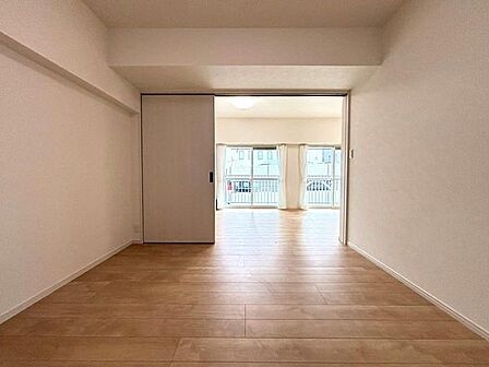 (洋室6.1帖)リビングとつながる洋室は開放してリビングの一部としても使用できます。