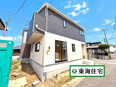 外観：《外観》今秋完成に向けて建築中です。（2026年9月中旬撮影）※写真は一部加工（建築資材の削除等）しております