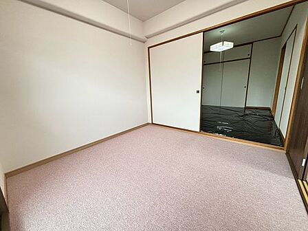 〈洋室約4.5帖〉リビング続きに設けられた居室。