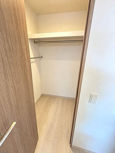 《収納》使い勝手の良い棚・ハンガーパイプ付のウォークインクローゼット※写真は一部加工(家具・備品の消去等)を含みます