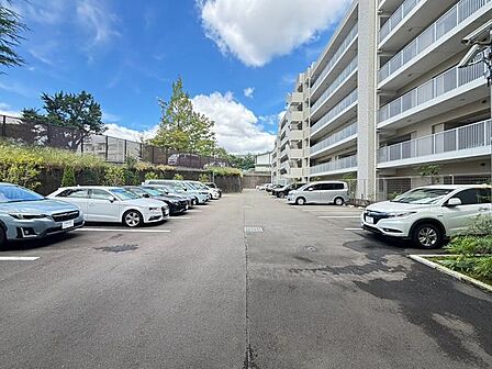 《駐車場》平置き駐車場(現在空無)。駐輪場・バイク置き場有り。