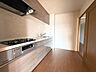 キッチン：《キッチン》キッチン新規交換済み。リビング側・廊下側それぞれから出入り可能な便利な動線。
