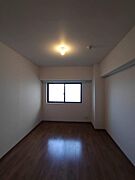 主寝室フローリング６帖　明るいバルコニーに面した寝室です ※同建物参考画像になります。