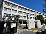 高校「東京都立保谷高校まで306m」
