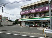 コンビニ「ファミリーマートまで340m」