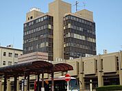 役所「新座市役所まで560m」