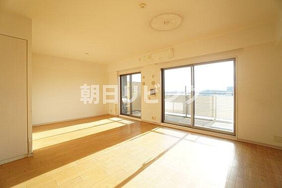 大きな窓からた...